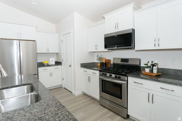 8214 N LAKESHORE DR, Lake Point, UT 84074