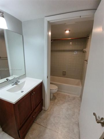 2871 N Oakland Forest Drive 210, Oakland Park, FL 33309