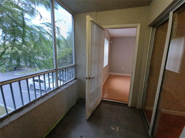 2871 N Oakland Forest Drive 210, Oakland Park, FL 33309