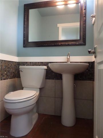 81 Shannon DR, Newport News, VA 23608
