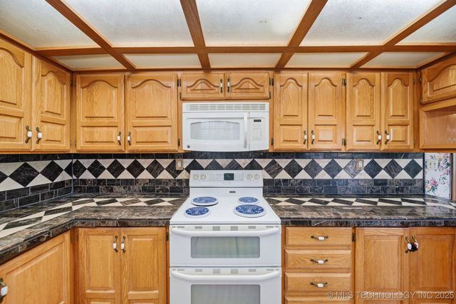 16401 W Coyote Trail, Sand Springs, OK 74063