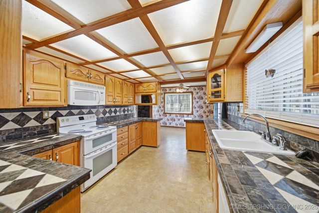 16401 W Coyote Trail, Sand Springs, OK 74063