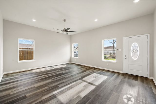 200 Avenue B, Ennis, TX 75119