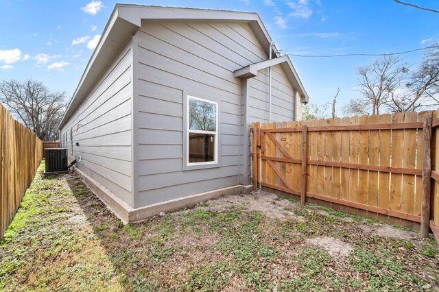 200 Avenue B, Ennis, TX 75119