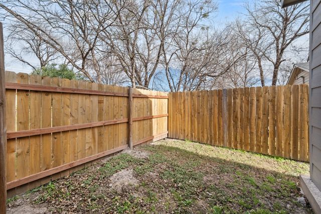 200 Avenue B, Ennis, TX 75119
