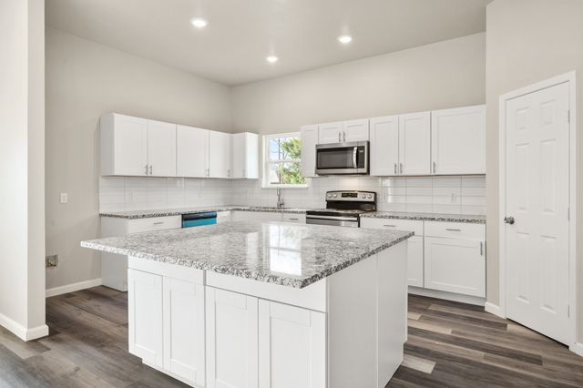 200 Avenue B, Ennis, TX 75119