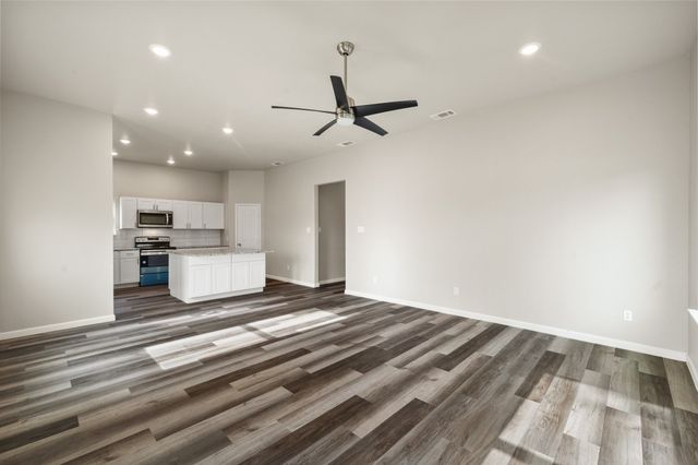 200 Avenue B, Ennis, TX 75119