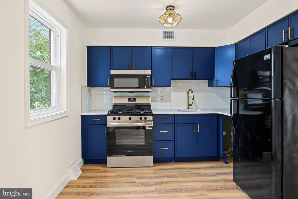 2106 N CAMAC ST, PHILADELPHIA, PA 19122 — photo 2