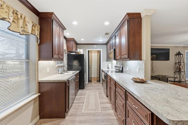 102 N Valley Street, Red Oak, TX 75154