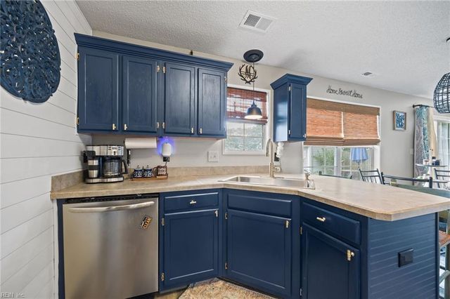 10 Old Pond CT, Hampton, VA 23666