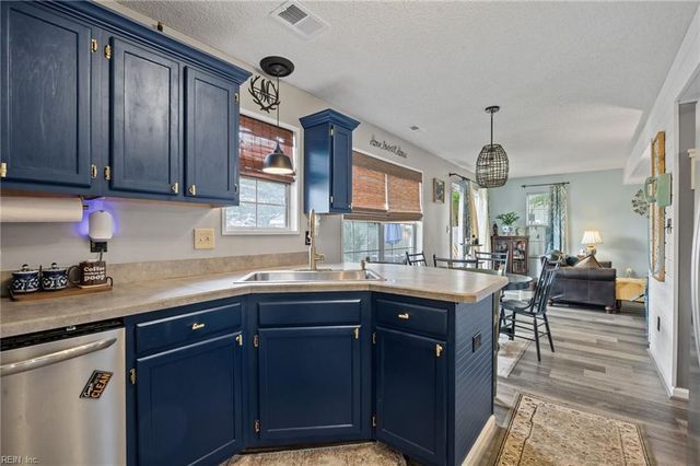 10 Old Pond CT, Hampton, VA 23666