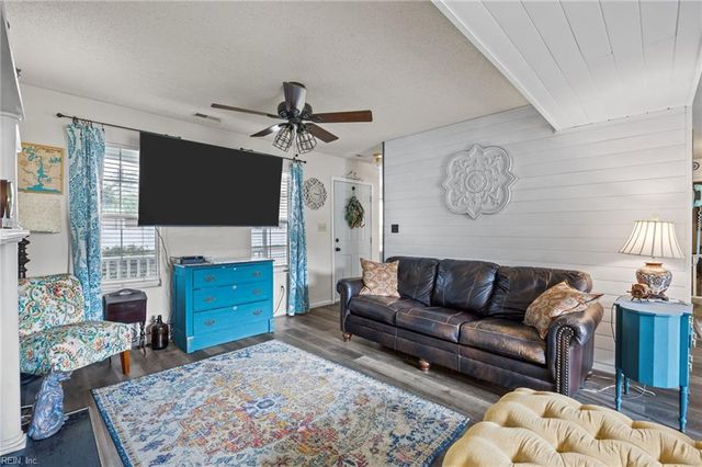 10 Old Pond CT, Hampton, VA 23666