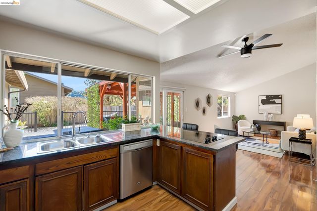 2651 Tamalpais Dr, Pinole, CA 94564