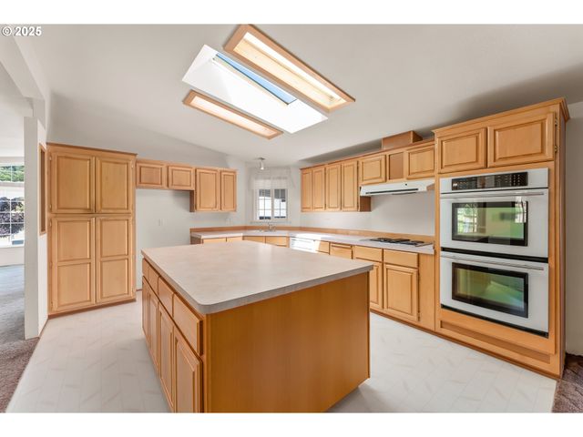 220 ROBIN St, Roseburg, OR 97470