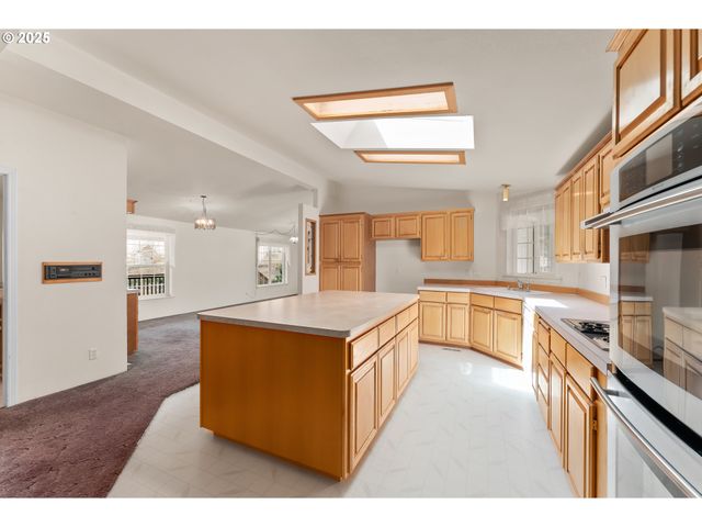 220 ROBIN St, Roseburg, OR 97470