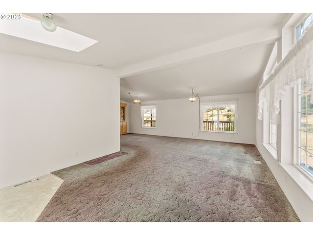 220 ROBIN St, Roseburg, OR 97470