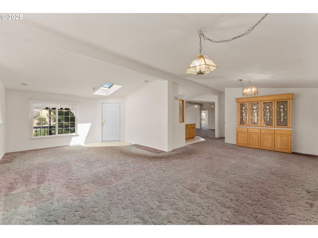 220 ROBIN St, Roseburg, OR 97470