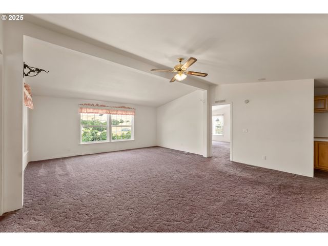 220 ROBIN St, Roseburg, OR 97470