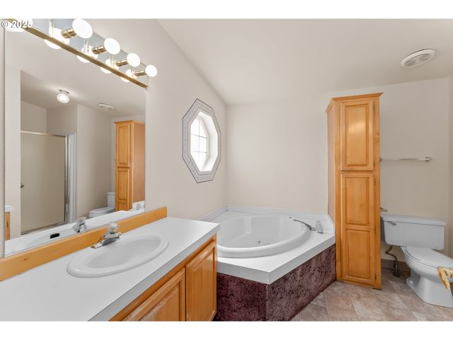 220 ROBIN St, Roseburg, OR 97470