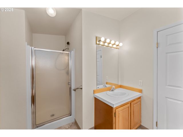 220 ROBIN St, Roseburg, OR 97470