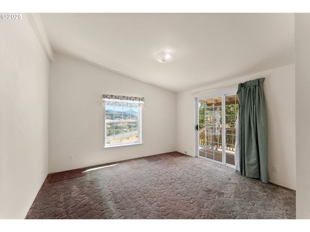 220 ROBIN St, Roseburg, OR 97470