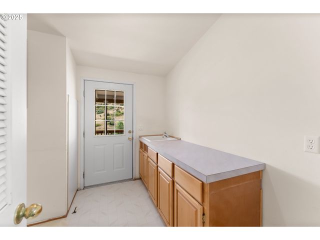 220 ROBIN St, Roseburg, OR 97470