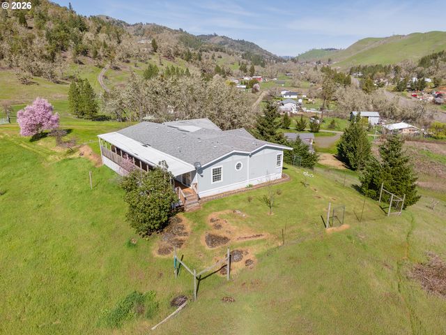 220 ROBIN St, Roseburg, OR 97470
