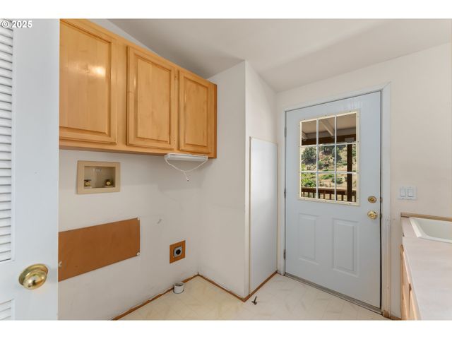 220 ROBIN St, Roseburg, OR 97470