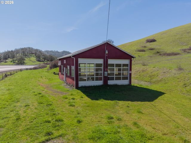 220 ROBIN St, Roseburg, OR 97470