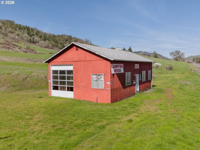 220 ROBIN St, Roseburg, OR 97470