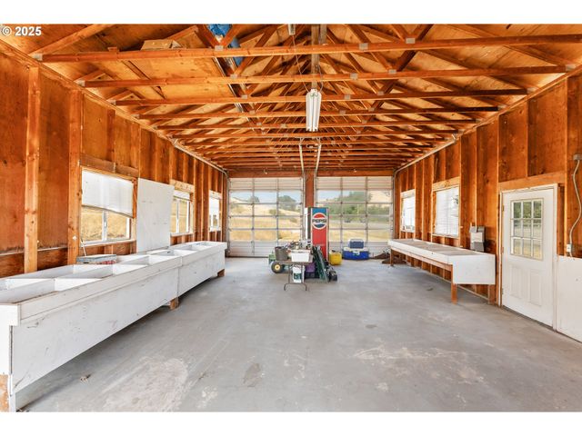 220 ROBIN St, Roseburg, OR 97470