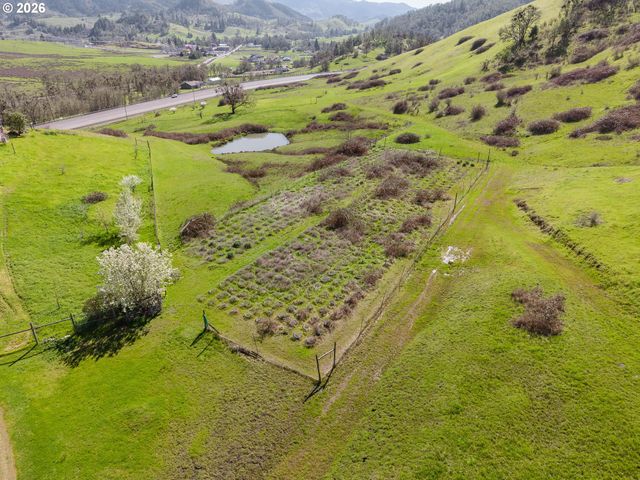 220 ROBIN St, Roseburg, OR 97470