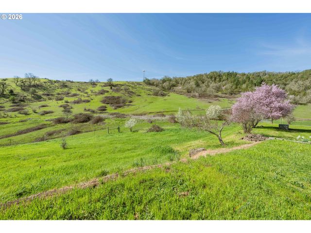 220 ROBIN St, Roseburg, OR 97470