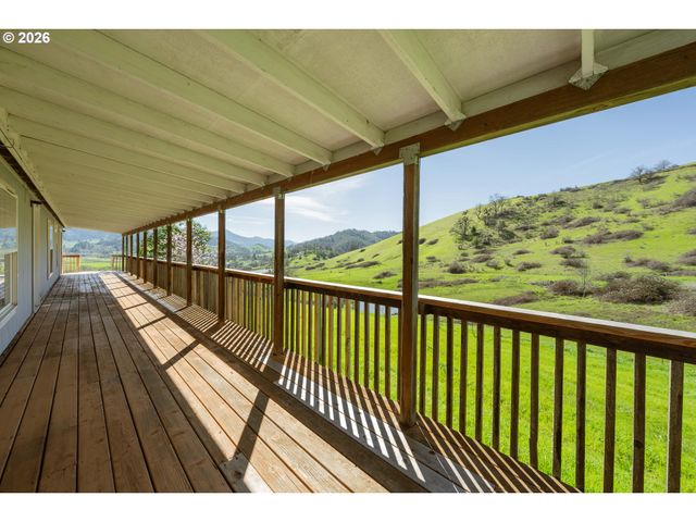 220 ROBIN St, Roseburg, OR 97470