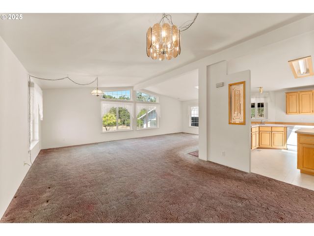 220 ROBIN St, Roseburg, OR 97470