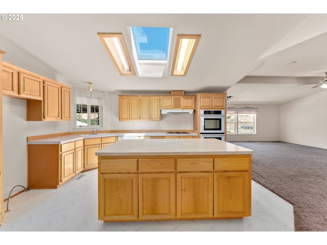 220 ROBIN St, Roseburg, OR 97470