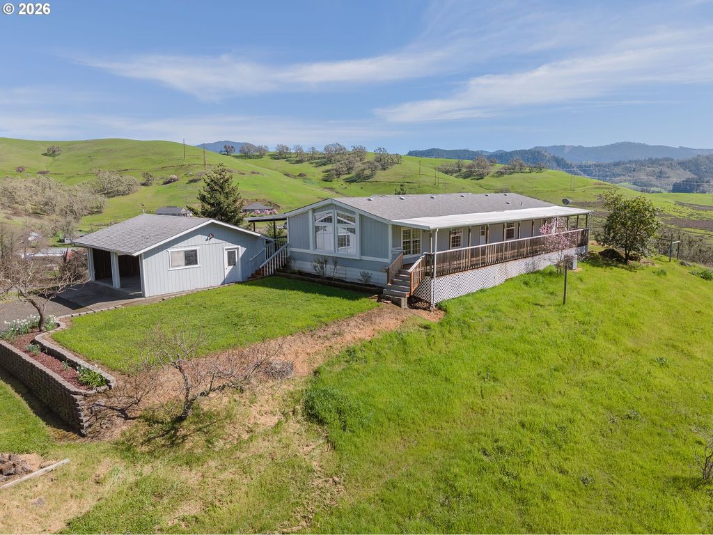 220 ROBIN St, Roseburg, OR 97470