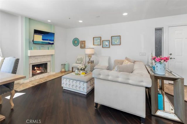 400 Lake 105, Huntington Beach, CA 92648