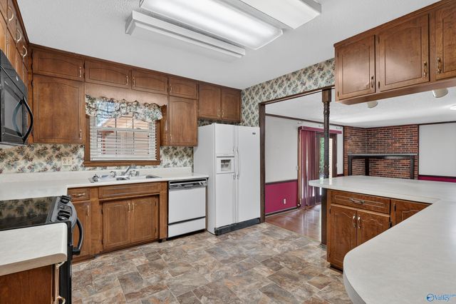 825 SE Harrisburg Drive, Huntsville, AL 35802