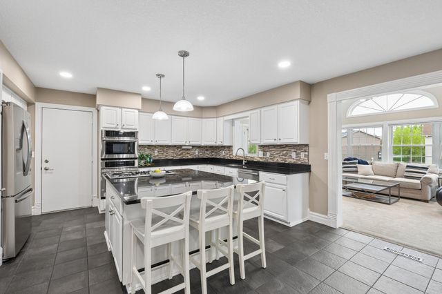 16605 43rd Avenue N, Plymouth, MN 55446