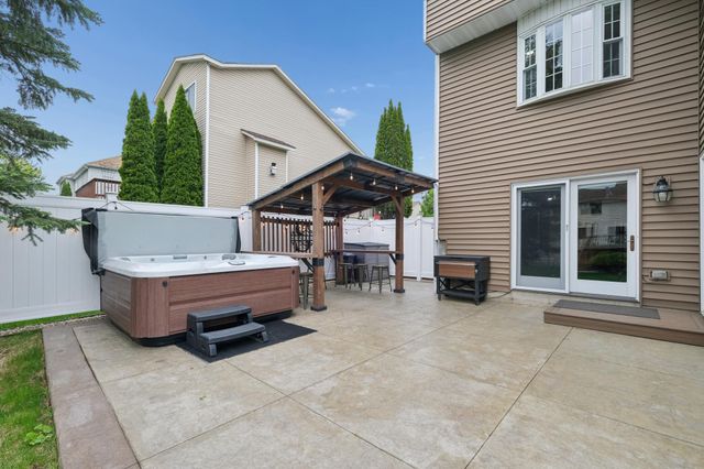 16605 43rd Avenue N, Plymouth, MN 55446