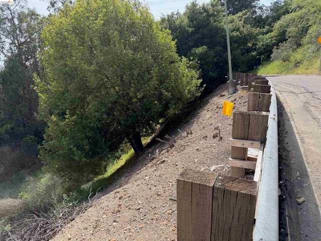 2551 Tunnel Rd, Oakland, CA 94611