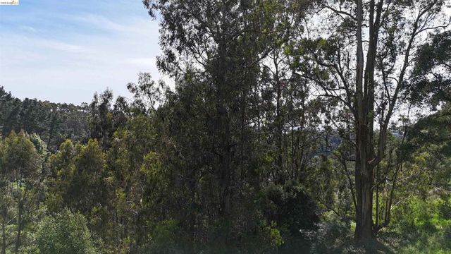 2551 Tunnel Rd, Oakland, CA 94611