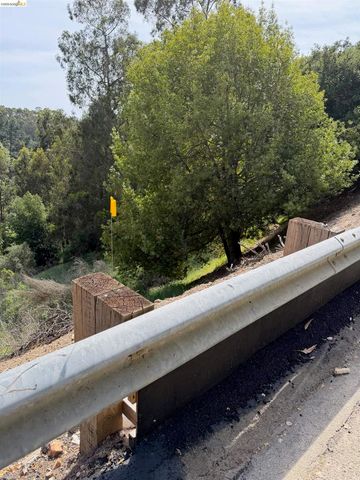 2551 Tunnel Rd, Oakland, CA 94611