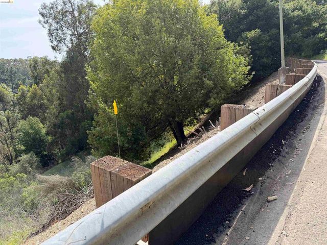 2551 Tunnel Rd, Oakland, CA 94611