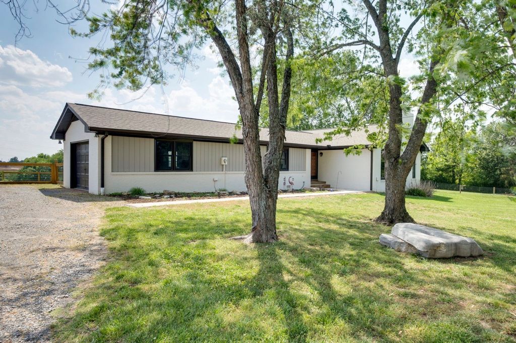1071 Connie Dr, Gallatin, TN 37066