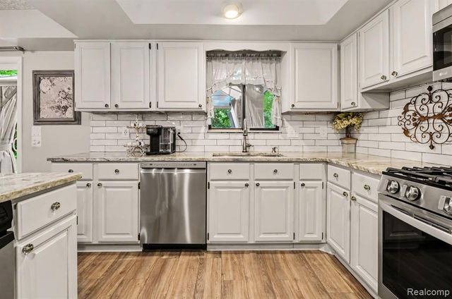 1600 Moffat, Leonard, MI 48367