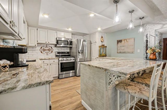 1600 Moffat, Leonard, MI 48367