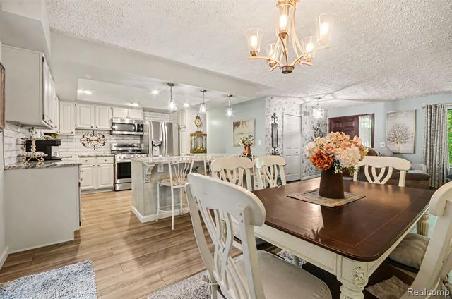 1600 Moffat, Leonard, MI 48367