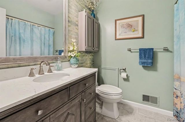 1600 Moffat, Leonard, MI 48367